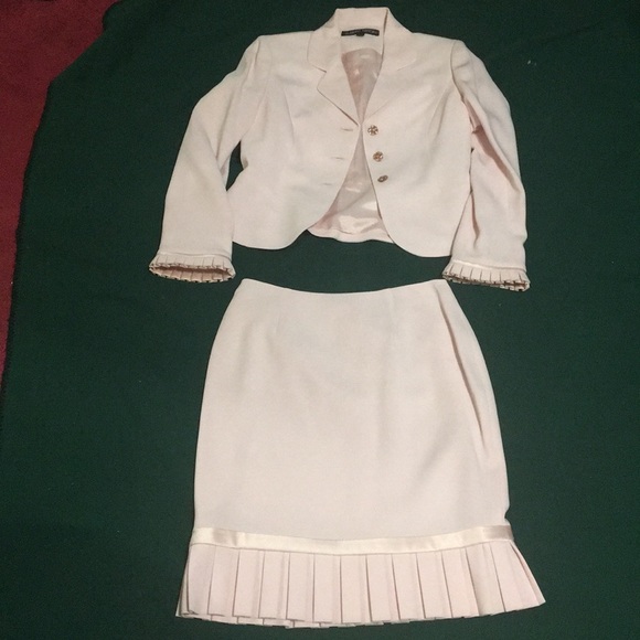 Suits - Picture 2 of 8